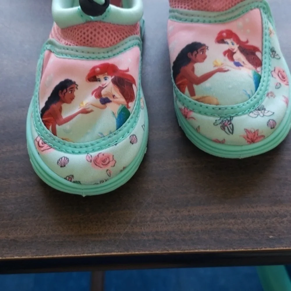 DISNEY PRINCESS WATER SHOES‎ SIZE 7/8 Gently worn